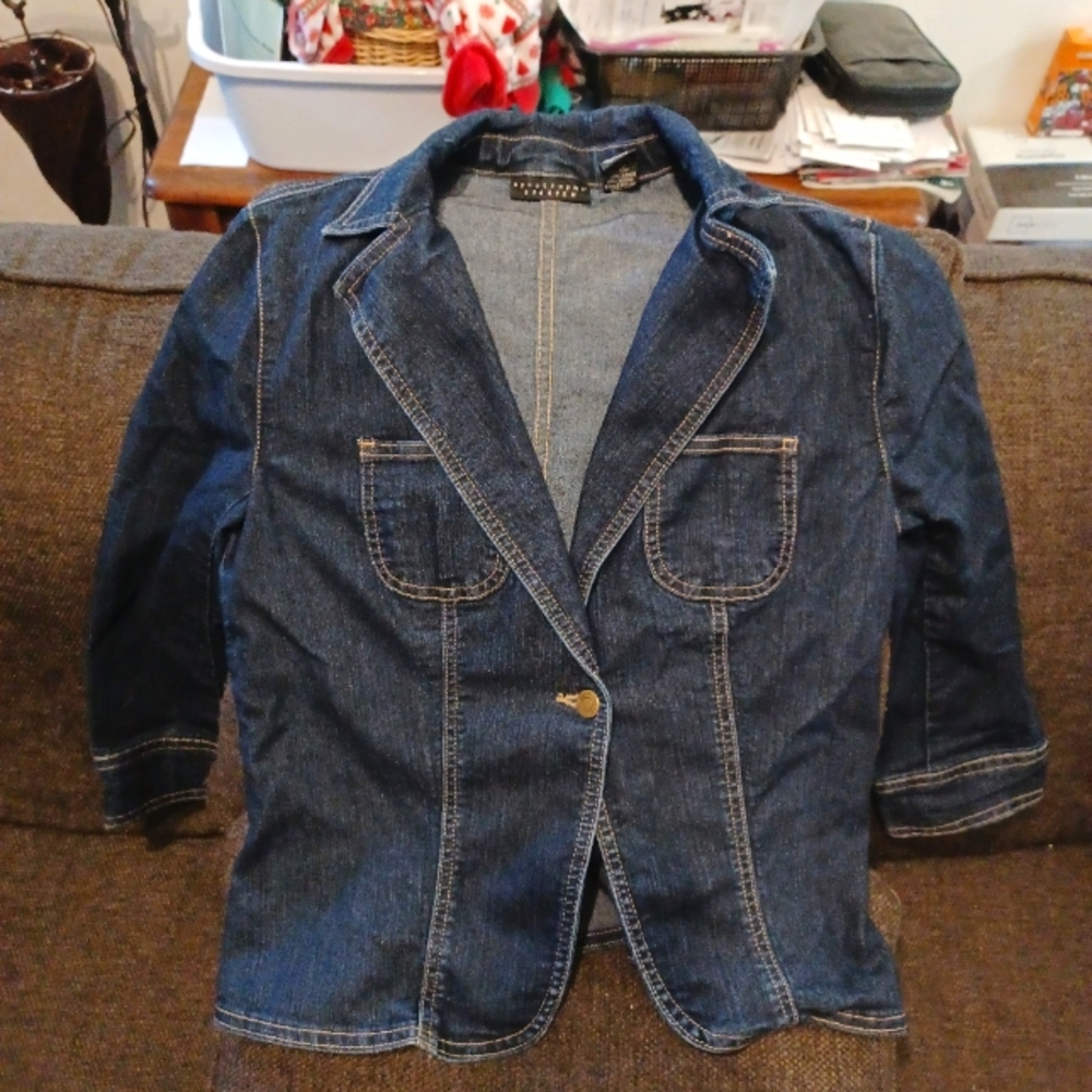 Apostrophe stretch blue jean jacket. Medium